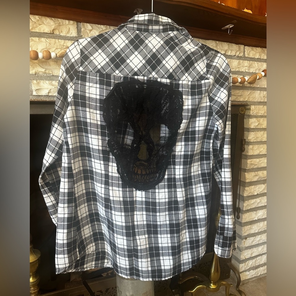 Hot Topic lace skull Black and White Plaid Shirt
Size S